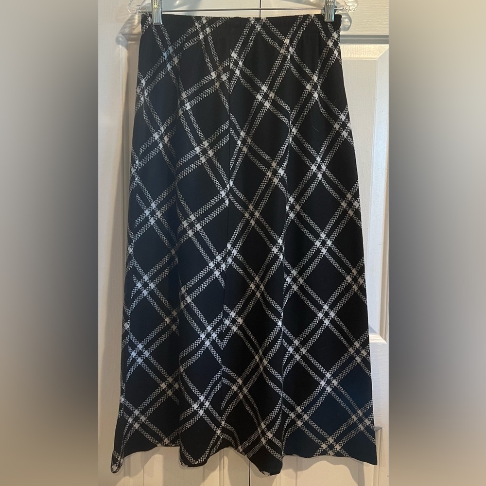 Chic Long, Black & 🤍🖤  White Checkered Skirt